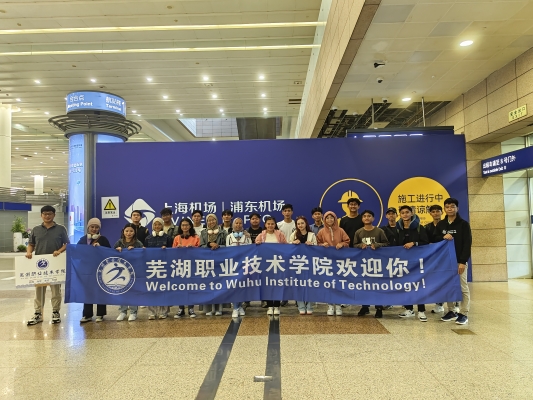 2.上海機場(chǎng)迎接