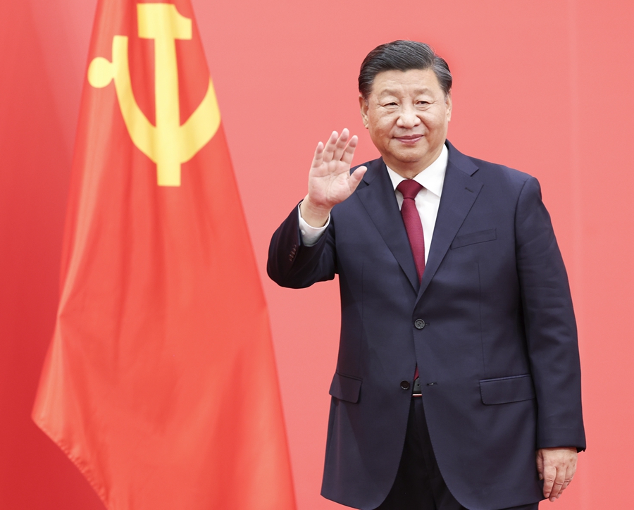 10月23日，剛剛在中國共產(chǎn)黨第二十屆中央委員會(huì )第一次全體會(huì )議上當選的中共中央總書(shū)記習近平和中共中央政治局常委李強、趙樂(lè )際、王滬寧、蔡奇、丁薛祥、李希在北京人民大會(huì )堂同采訪(fǎng)中共二十大的中外記者親切見(jiàn)面。這是習近平向在場(chǎng)的中外記者揮手致意。