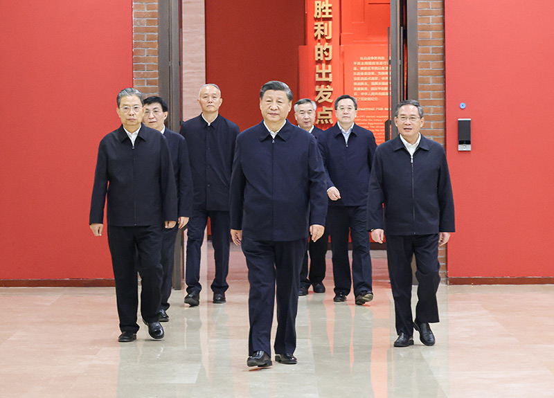 　　10月27日，中共中央總書(shū)記、國家主席、中央軍委主席習近平帶領(lǐng)中共中央政治局常委李強、趙樂(lè )際、王滬寧、蔡奇、丁薛祥、李希，瞻仰延安革命紀念地。這是習近平等在延安革命紀念館，參觀(guān)《偉大歷程——中共中央在延安十三年歷史陳列》。