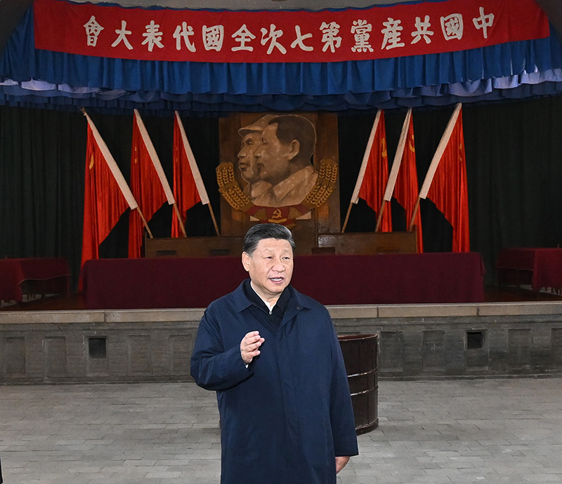　　10月27日，中共中央總書(shū)記、國家主席、中央軍委主席習近平帶領(lǐng)中共中央政治局常委李強、趙樂(lè )際、王滬寧、蔡奇、丁薛祥、李希，瞻仰延安革命紀念地。這是習近平在楊家嶺瞻仰中共七大會(huì )址。