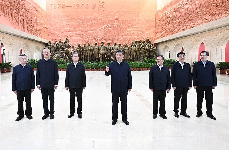 　　10月27日，中共中央總書(shū)記、國家主席、中央軍委主席習近平帶領(lǐng)中共中央政治局常委李強、趙樂(lè )際、王滬寧、蔡奇、丁薛祥、李希，瞻仰延安革命紀念地。這是習近平在延安革命紀念館參觀(guān)《偉大歷程——中共中央在延安十三年歷史陳列》結束時(shí)發(fā)表重要講話(huà)。