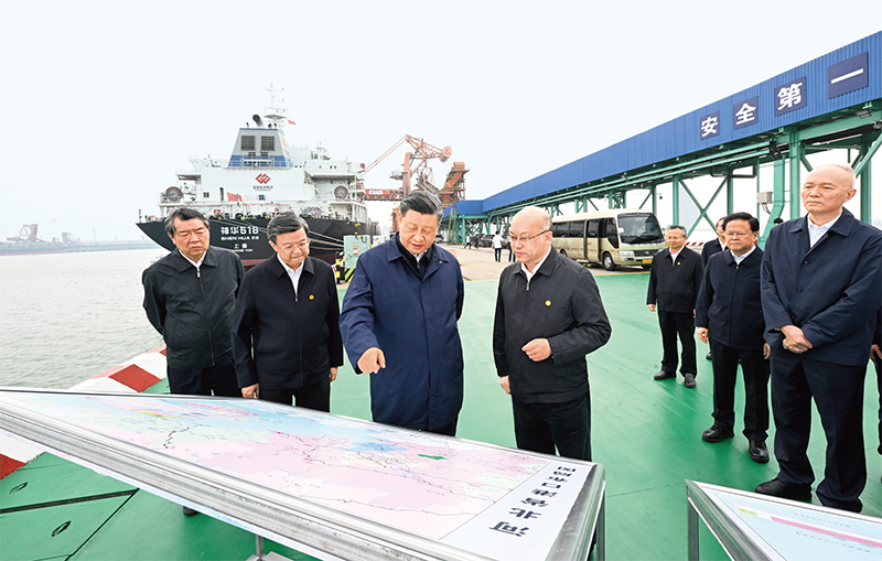 2023年5月11日至12日，中共中央總書(shū)記、國家主席、中央軍委主席習近平在河北考察，并主持召開(kāi)深入推進(jìn)京津冀協(xié)同發(fā)展座談會(huì )。這是11日下午，習近平在滄州市黃驊港煤炭港區碼頭考察。 新華社記者 李學(xué)仁/攝