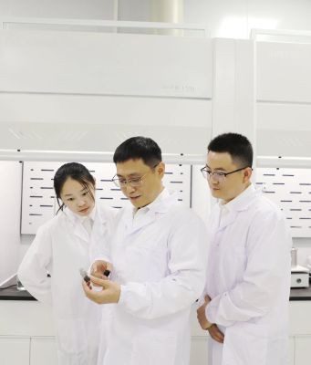 2.楊樹(shù)全在指導開(kāi)展生物質(zhì)熱裂解及成型實(shí)驗